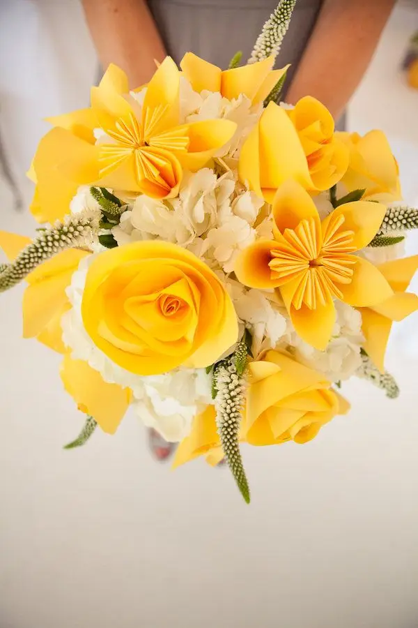 دسته گل برای مراسم با گل های زرد