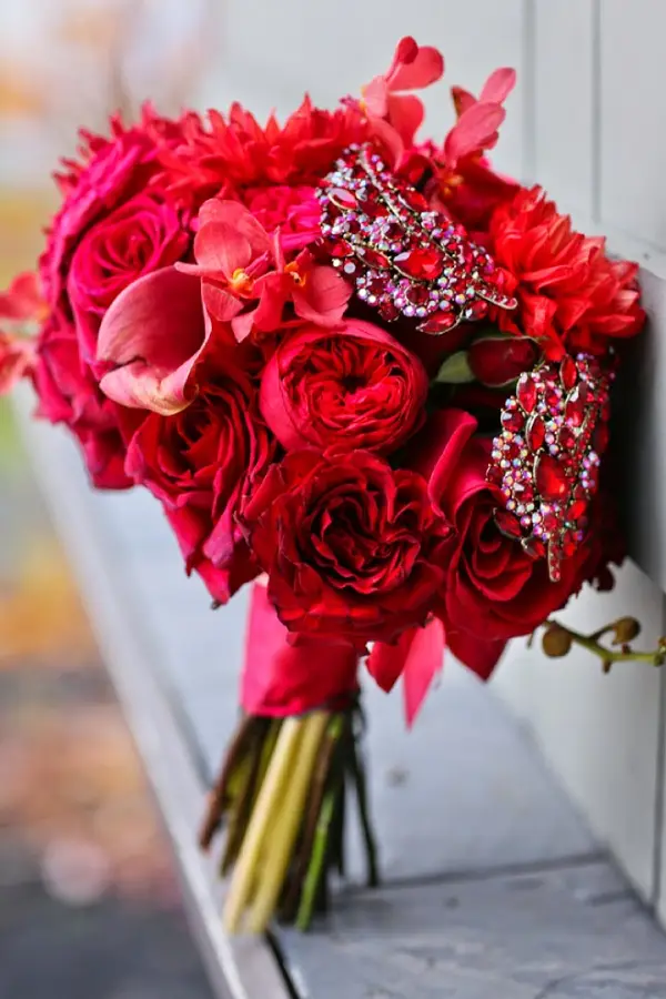 دسته گل برای مراسم عروسی با گل های سرخ