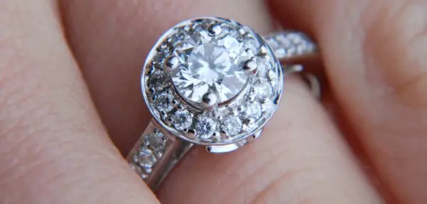 حلقه الماس با جواهرات بزرگ در مرکز